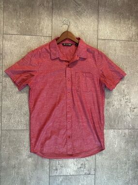 Travis Mathew Short Sleeve Button Up shirt Red Size Medium EUC